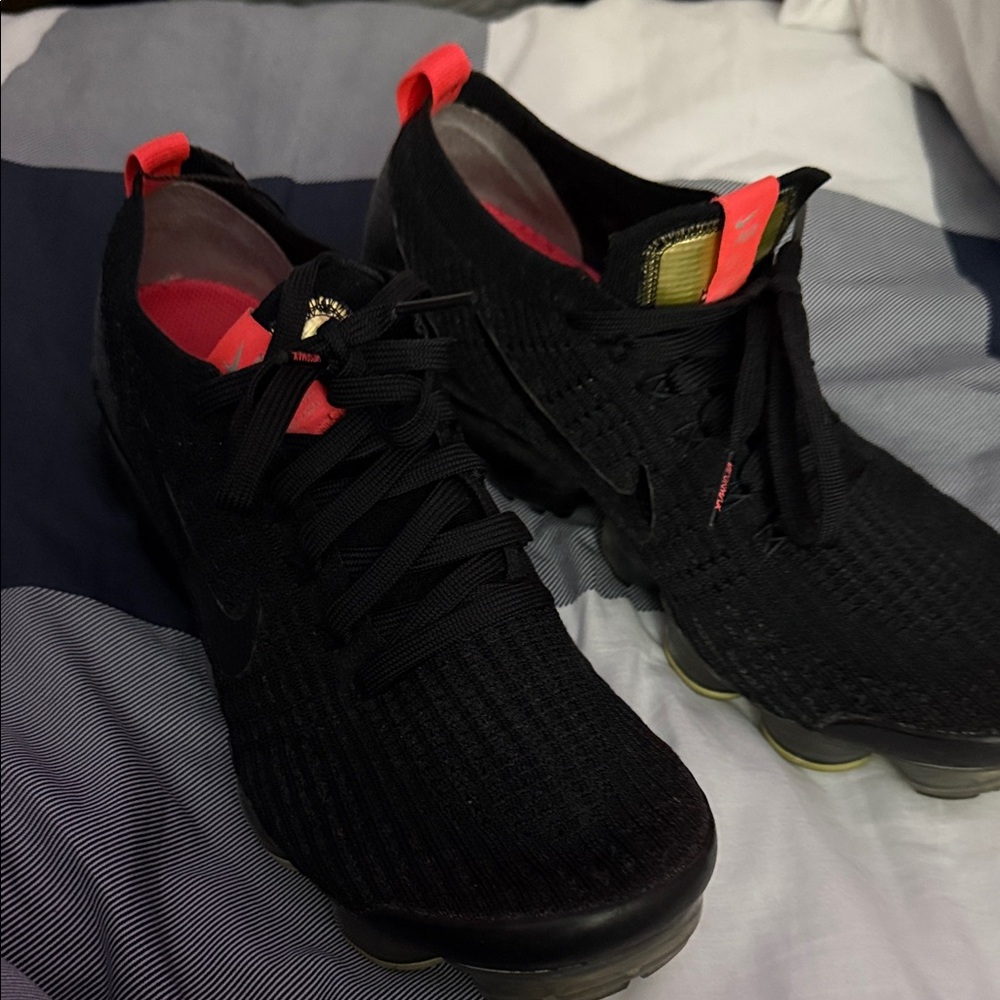 Stylish Black and Red Athletic Shoes for Men